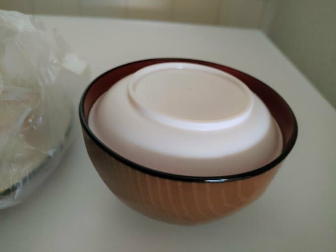 お椀に裏返した小皿をかぶせたところ