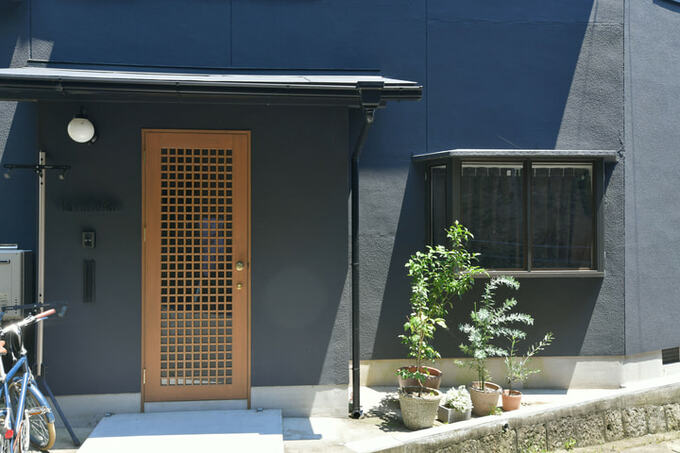 街並みと調和する黒い外壁に