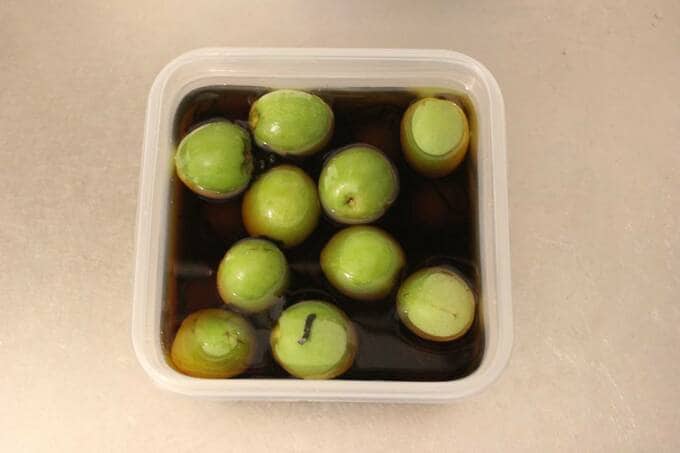 めんつゆ、白だし、しょうゆを適当に混ぜた漬け汁を加え、冷蔵庫へ