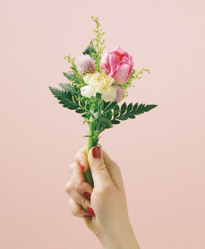 お花を持つ様子