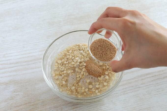 耐熱ボウルにオートミール、水、和風顆粒だし