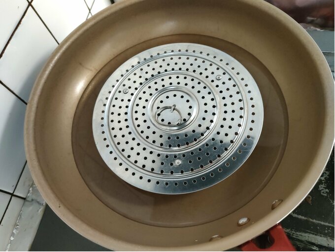 フライパンの中に台だけを入れたところ