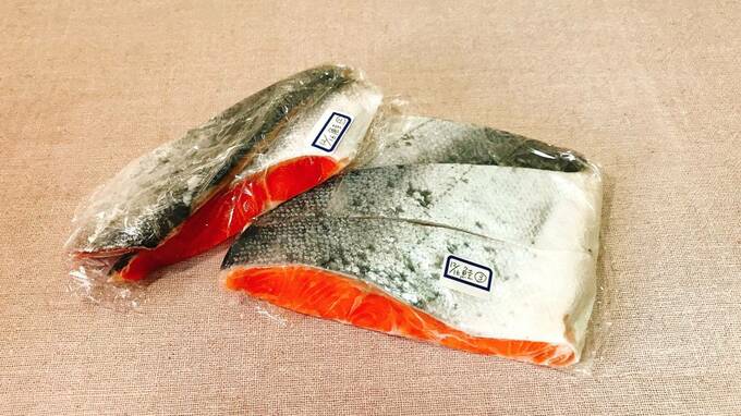ラップで包まれた鮭