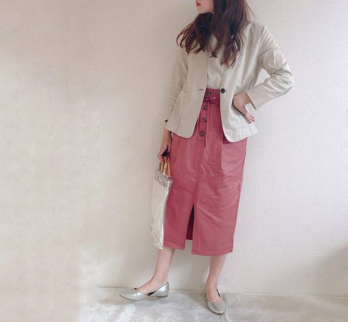 春らしいカラースカートと合わせたコーデ