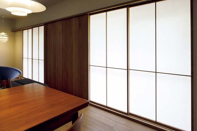 造作の障子と板戸を設置したリビングダイニングの窓