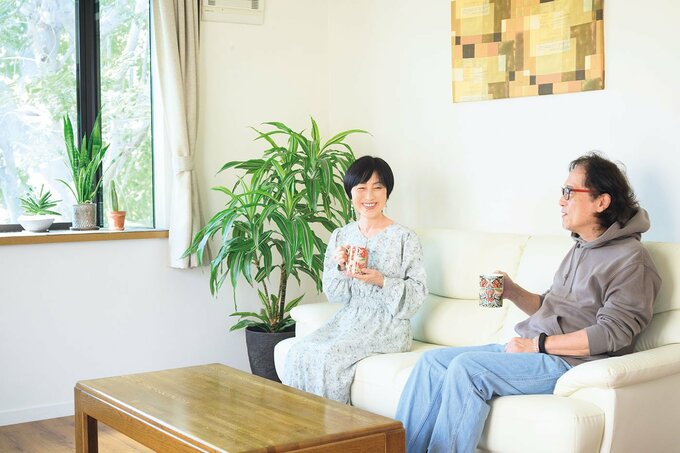 夫婦がリビングでくつろぐ写真