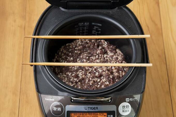 炊飯器の上に箸