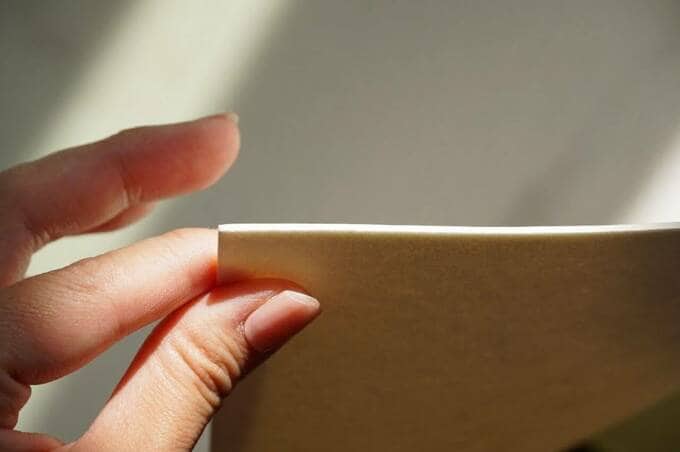 キッチンマットを持つ様子