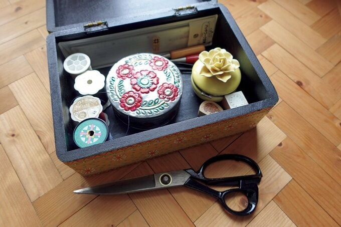 裁縫道具が入れられた裁縫箱