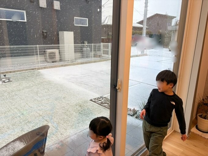 窓際で外を見ている様子