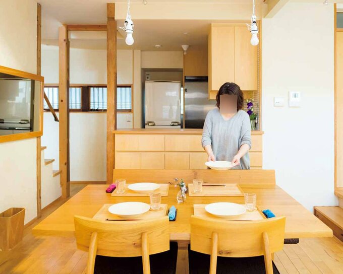 食器を準備する様子