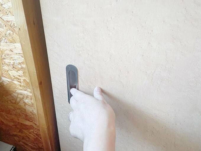 クローゼットの扉に手をかける様子