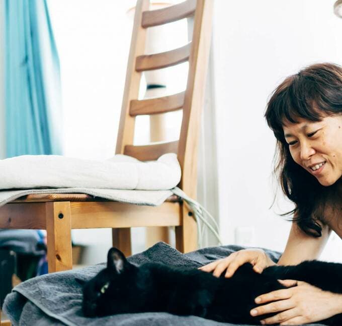 ネコを触る女性