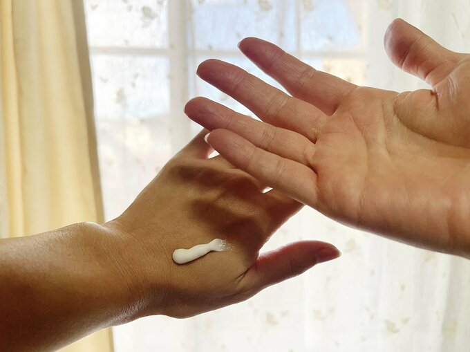 ハンドクリームを塗る