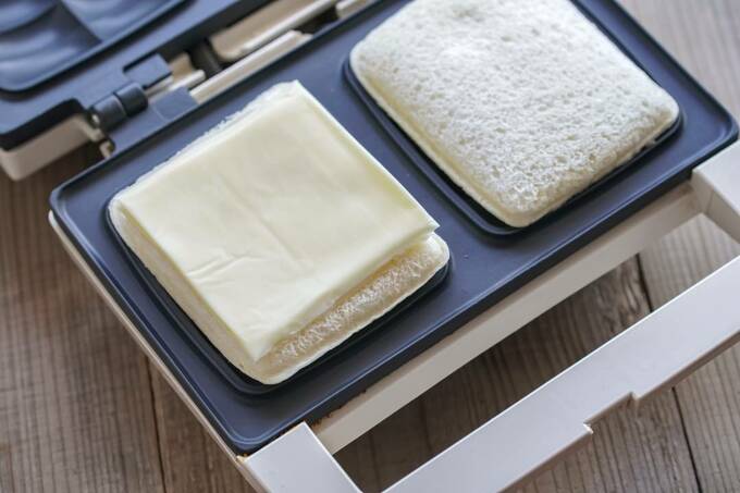 パンの上にチーズ