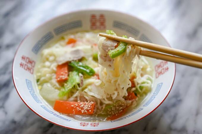 箸でもつ肉野菜たっぷりラーメン