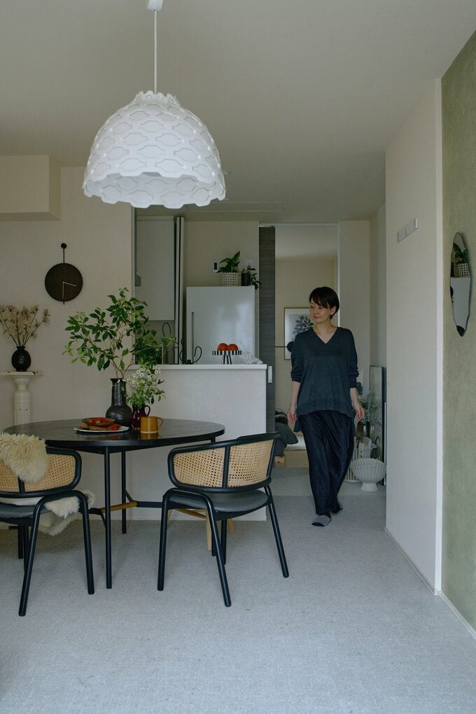 リビングを歩くMAKOさん