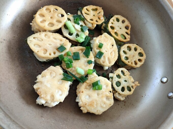 フライパンで焼く様子