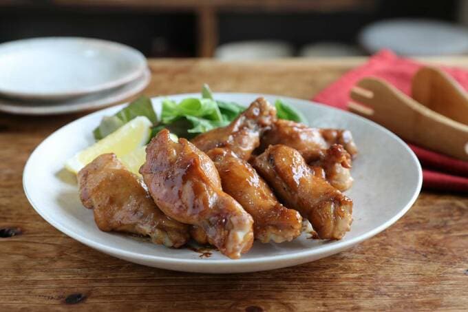 お皿にローストチキン