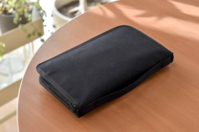 チャックをしめた状態のパスポートケース