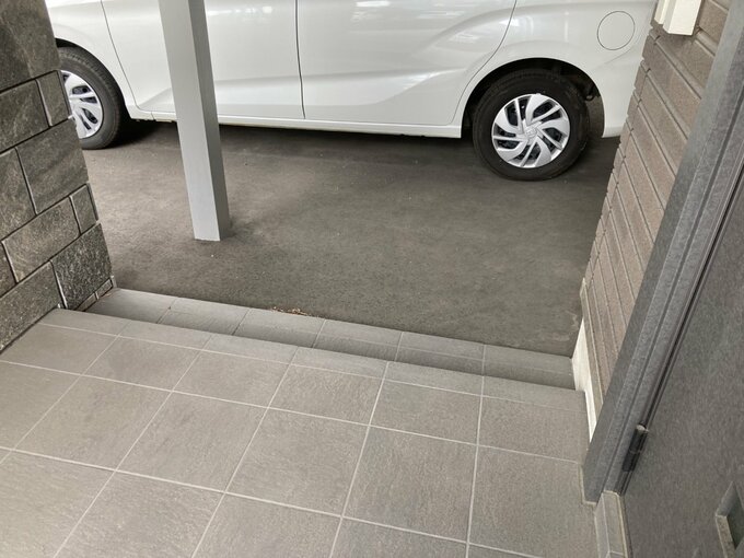 玄関横のカーポート