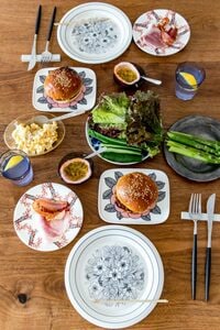 華やかな絵皿をいくつも組み合わせた食卓のアレンジメント