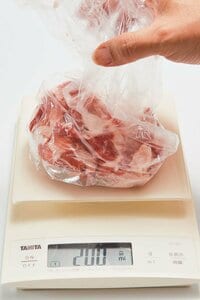 肉はパックからポリ袋に取り分けて計量する