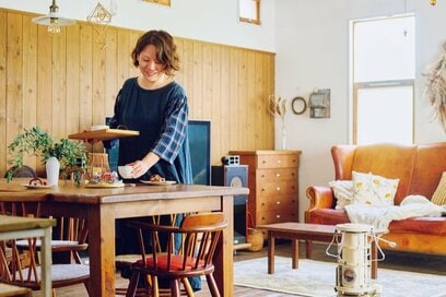 ものが多い家の「生活感をなくす」ワザ。電気系は隠し、配色は絞ってすっきり見え