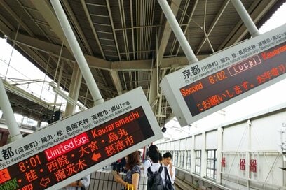 電車に乗っているときに地震が起きたらどうする？場所ごとの「命を守るアクション」5つ