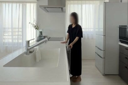 家がキレイな人の「暮らしがラクになった」食器のもち方。来客用は手放し、大人も子どもも同じ食器を使う