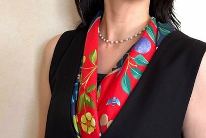 50代、家に眠る「スカーフ」のおしゃれな復活方法。胸元があいた服にぴったりな巻き方
