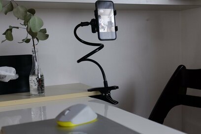 ダイソーとスリーコインズのスマホスタンドが便利すぎ！こんな場面でも大活躍