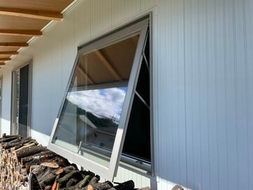 わが家が採用した「横すべり出し窓」に落とし穴。虫が侵入、頭がぶつかりそう…