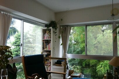 50代ひとり暮らし、住み替えで「年間マイナス72万円」。幸福度を保ち、不安を解消できたワケ