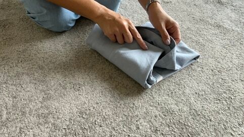 驚くほどキレイな「服のたたみ方」。出し入れで崩れない、立てる収納で引き出しすっきり／トップス編