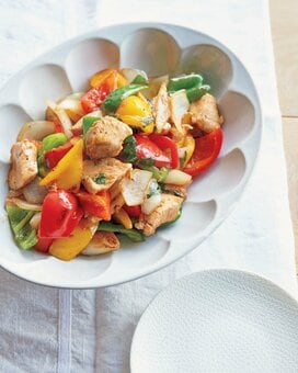 志麻さんの普段ごはんレシピ。鶏胸肉を和風バジル炒めに