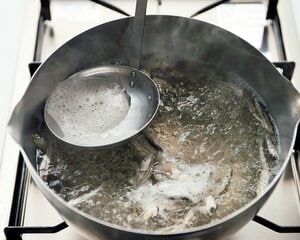 (3)そのまま火にかけ、白っぽい泡のようなアクを取り除きながら10分ほど煮る