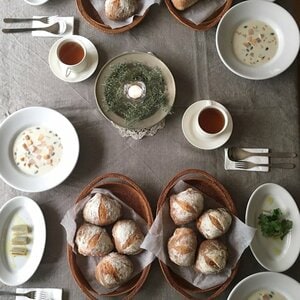 季節を感じる色の布を敷いてみる