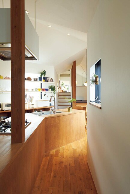 リビング側からくの字に曲がるキッチンを見たところ