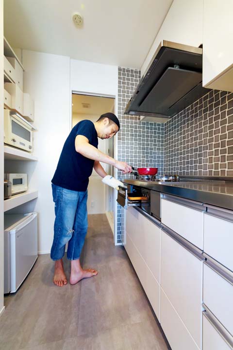 キッチンで料理をする夫