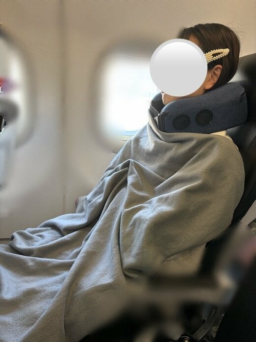 写真：フライト中の首枕