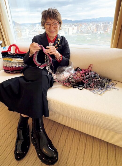 編ものをする森山良子さん