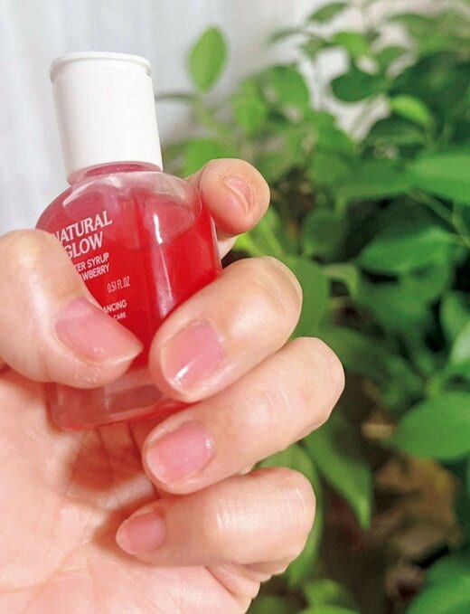 ネイル強化剤を持つ手