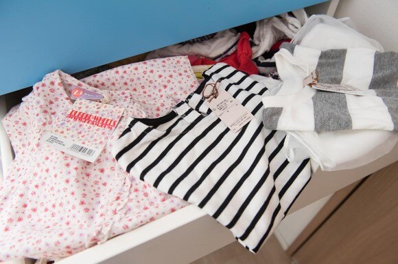 タグのついた子ども服