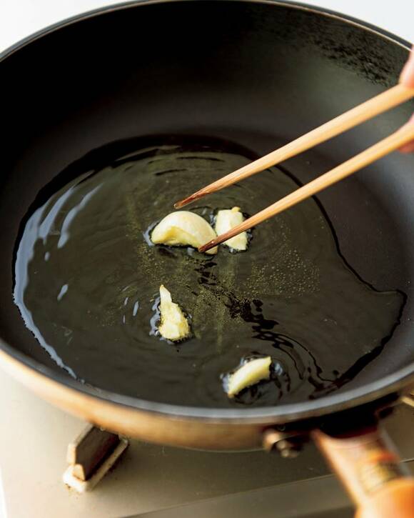 フライパンにガーリック