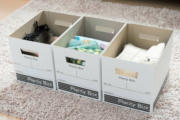 紙製ボックスを引き出し代わりにしてお出かけグッズを収納