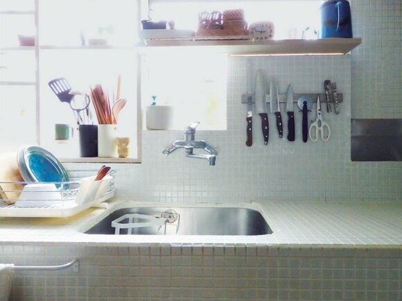 キッチンシンクと明るい窓