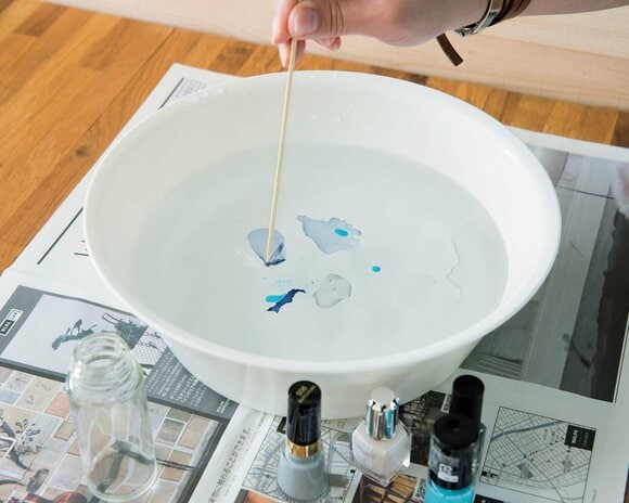 洗面器の中央にマニキュアを集める。