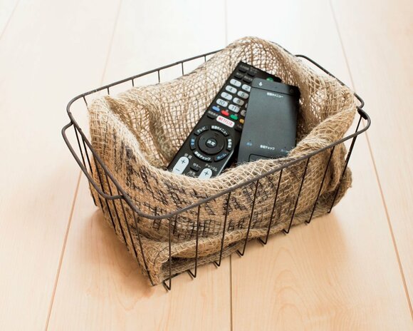 ワイヤーカゴに掃除グッズをひとまとめ