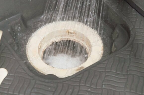 10分おき、汚れが浮き上がったら水で流します